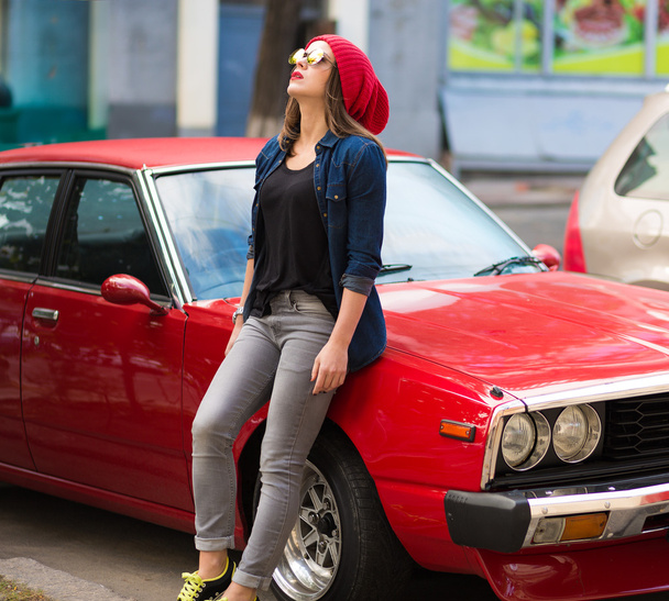 Pretty stylish woman standing by the retro car - Photo, Image