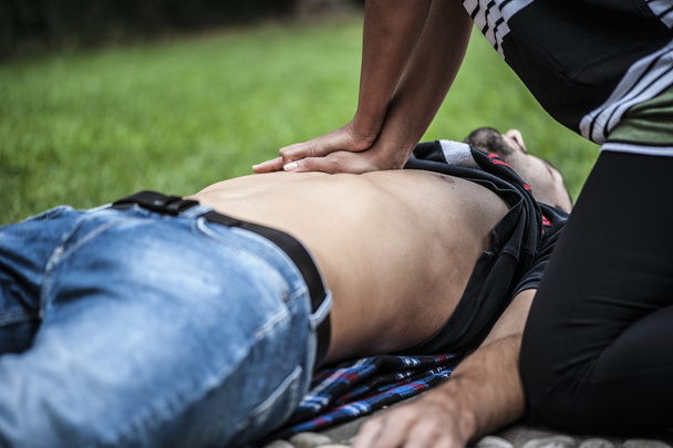 parámetros vitales y masaje cardíaco para la RCP
 - Foto, Imagen