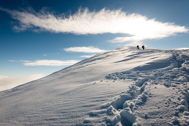 turystów, korzystających z wysokich gór, śniegu w słoneczny dzień - Zdjęcie, obraz