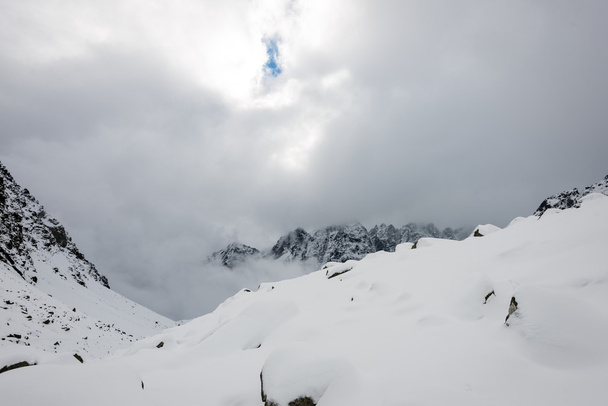 Berggipfel im Winter mit Schnee bedeckt - Foto, Bild