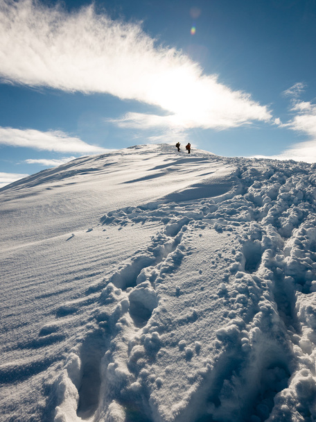 touristes profitant de hautes montagnes dans la neige par une journée ensoleillée
 - Photo, image