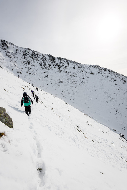 turisti che godono di alta montagna sulla neve in una giornata di sole
 - Foto, immagini