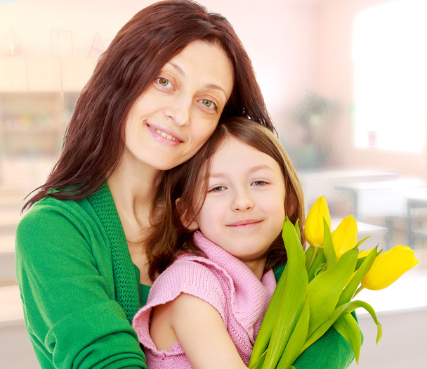 Anya és lánya, egy csokor tulipán portréja. - Fotó, kép