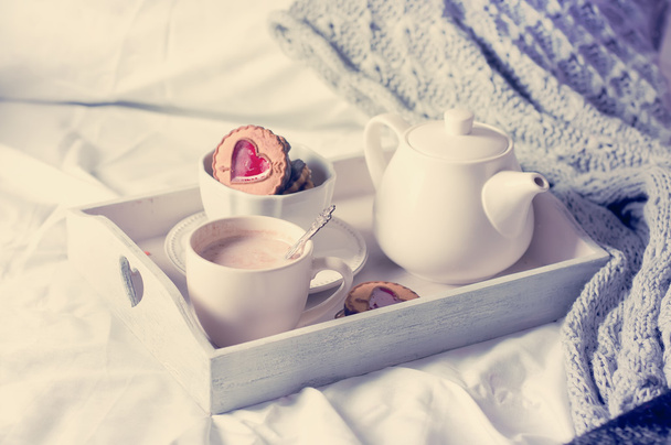 desayuno en la cama con café y galletas
 - Foto, Imagen