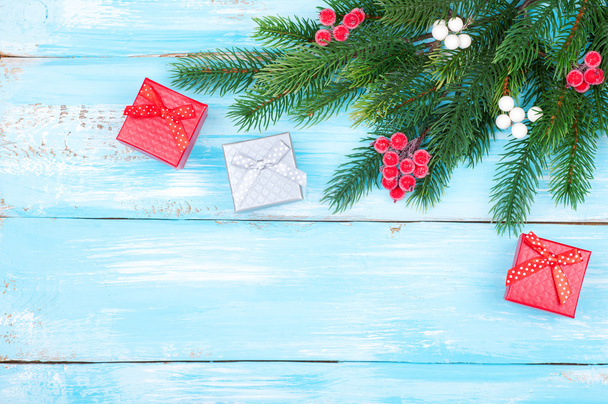 Рождественские подарки и елка на деревянном фоне. С рождественской открыткой. Копирование пространства
 - Фото, изображение
