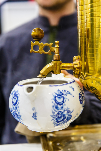 Російський Самовар. Вилив киплячу воду в чайнику для br - Фото, зображення