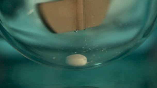 Test di dissoluzione delle pillole medicinali in laboratorio
 - Filmati, video