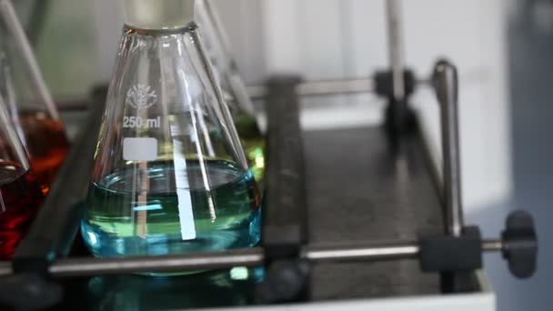 Kolby z kolorowe środków chemicznych w laboratorium środki farmaceutyczne - Materiał filmowy, wideo