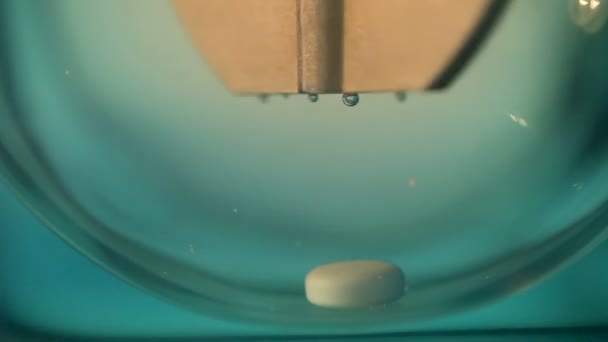 Pruebas de disolución de píldoras medicamentosas en laboratorio
 - Metraje, vídeo