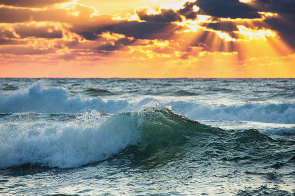 Hermosa ola verde del amanecer
 - Foto, imagen