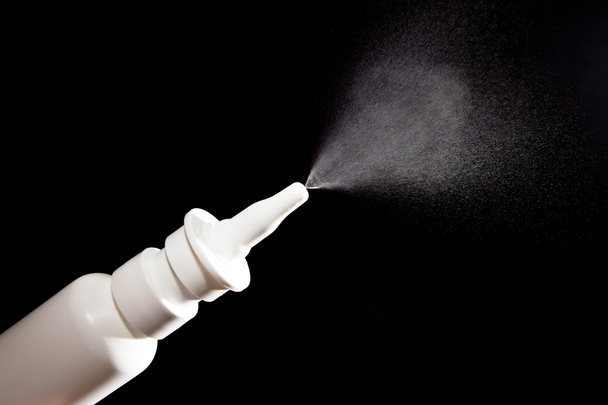 Close-up van neus drugs spuiten op zwart - Foto, afbeelding