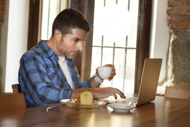 бизнесмен или студент, работающий с ноутбуком в кофейне за завтраком
 - Фото, изображение