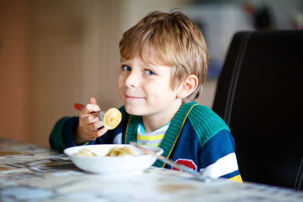 malý chlapec škole jíst těstoviny vnitřní jídelna. - Fotografie, Obrázek
