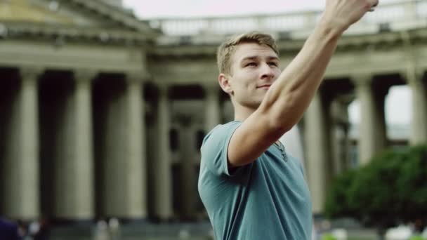 selfie against the historic building - Záběry, video