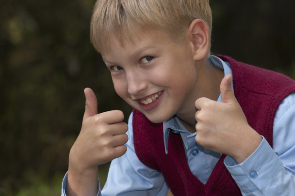 Smiling boy giving thumbs - Photo, Image