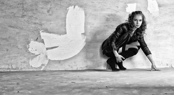 rokkari tyttö sukat musta nahka takit
 - Valokuva, kuva