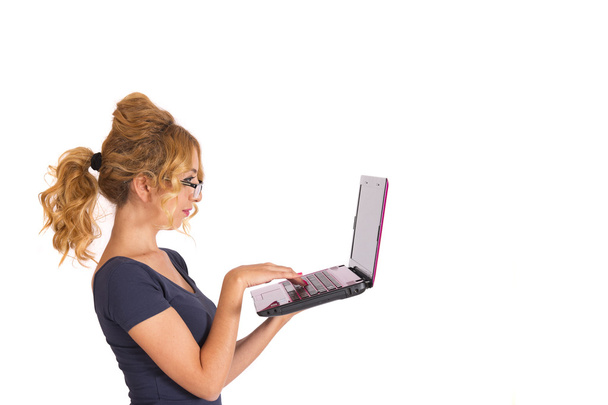 giovane donna utilizzando il computer portatile - Foto, immagini