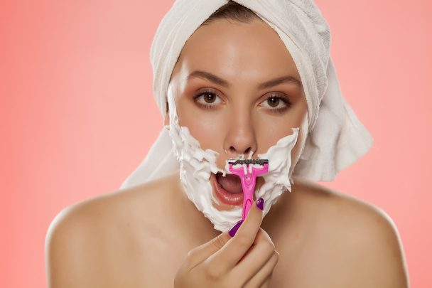 женщина бреет лицо
 - Фото, изображение