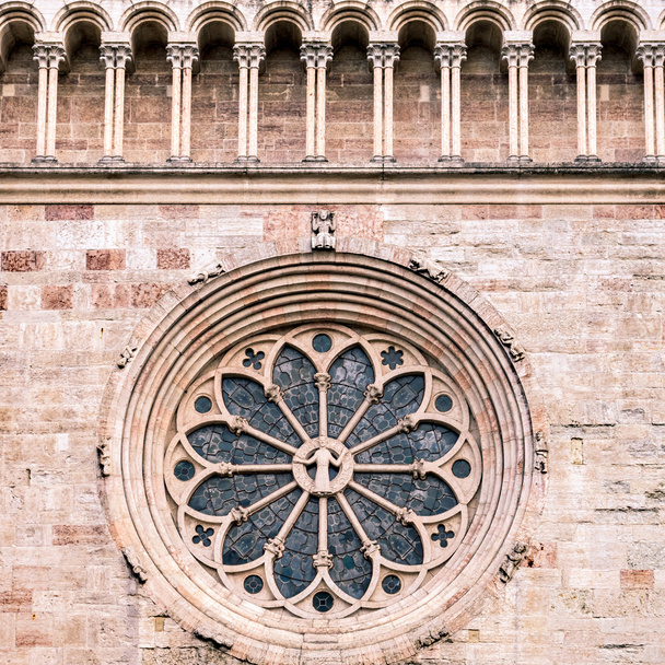 Καθεδρικός Ναός του Τρέντο. Λεπτομέρεια της ροζέτας. - Φωτογραφία, εικόνα