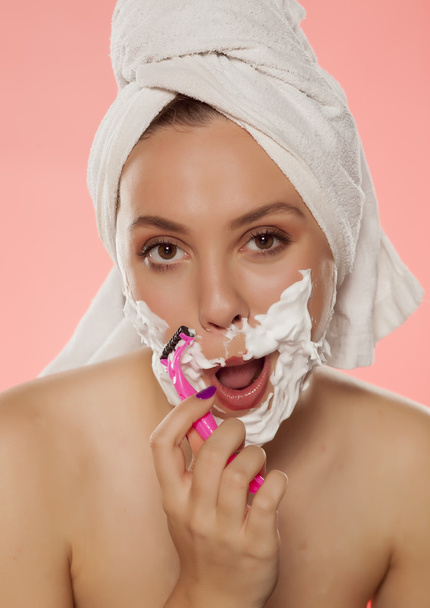 mujer afeitándose la cara
 - Foto, imagen