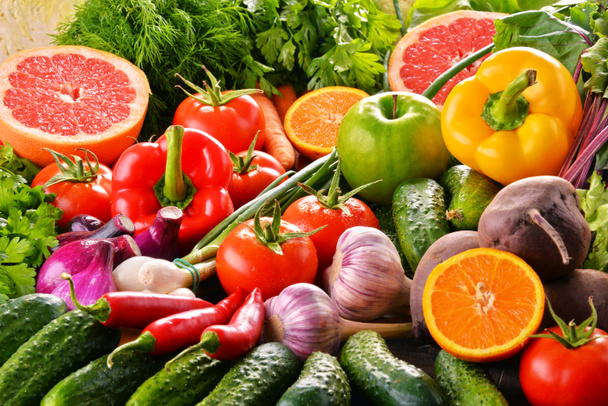 Composition avec variété de fruits et légumes frais biologiques - Photo, image