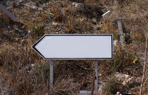 dirección del camino en blanco
 - Foto, Imagen