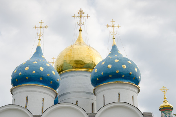 Sergiev Posad - 10 augustus 2015: Close-up van de koepel van de kathedraal van de veronderstelling van de Heilige Drievuldigheid St. Sergius Lavra - Foto, afbeelding