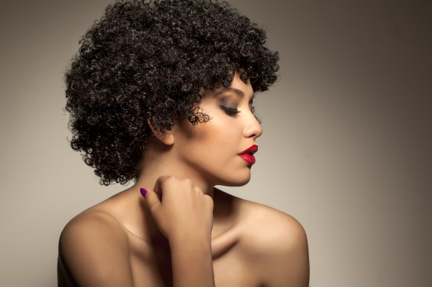 siyah kıvırcık peruk kadınla - Fotoğraf, Görsel
