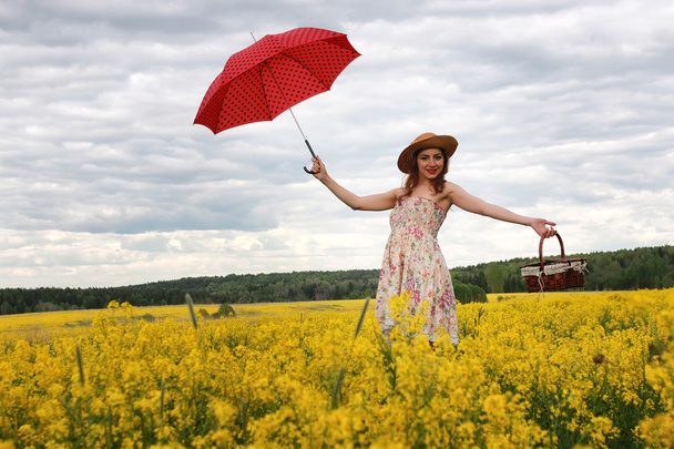 Dziewczyna w pole kwiatów z parasolem i kapelusz - Zdjęcie, obraz