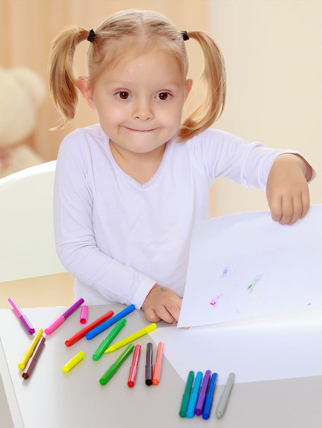 The girl draws with markers - Photo, Image