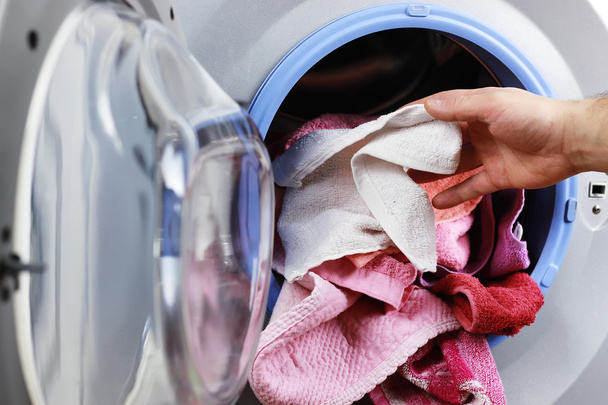 doek zetten in wasmachine - Foto, afbeelding