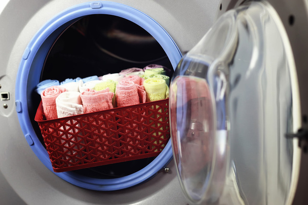 машина пральна машина рука покладена
 - Фото, зображення