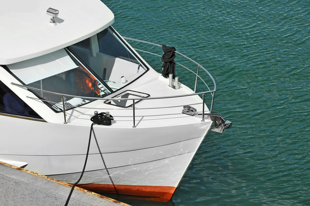 Моторна яхта в дрібній
 - Фото, зображення