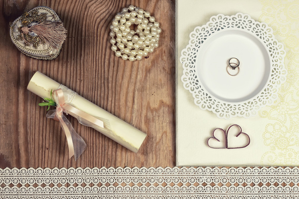 Αξεσουάρ γάμου και προσκλήσεις σε πλαίσιο ελαφρύ ξύλινο τραπέζι - Φωτογραφία, εικόνα