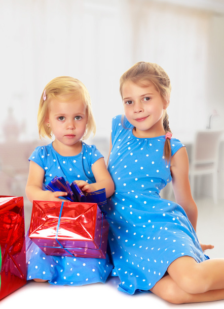 Dos hermanas con un regalo
 - Foto, Imagen