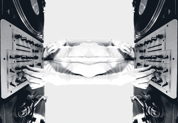 un DJ féminin funky, mélangeant sur un motif de platines tournantes
 - Photo, image