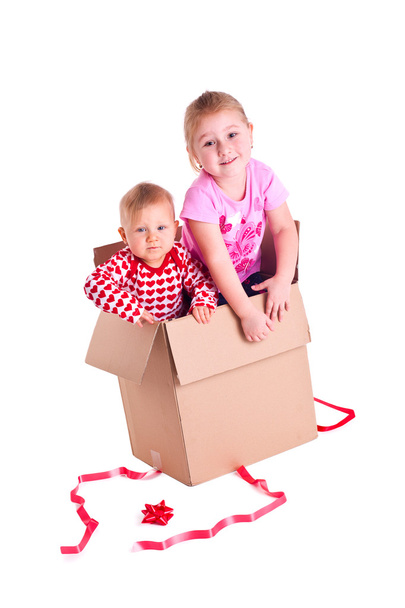 δύο παιδί στο κιβώτιο δώρων - Φωτογραφία, εικόνα
