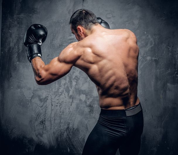 Combattant musculaire torse nu
 - Photo, image