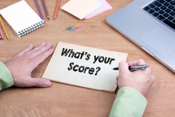 Hand schrijven wat is uw Score? Bureau met een laptop en st - Foto, afbeelding