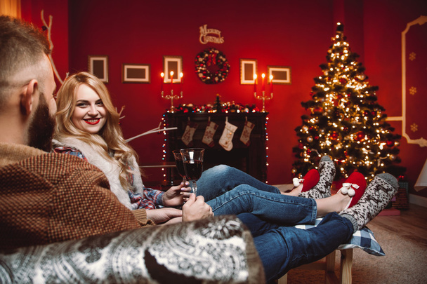 couple of lovers in the Christmas room - Foto, Imagen