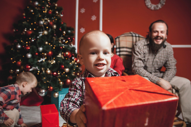 Retrato familiar de Navidad en casa
 - Foto, Imagen