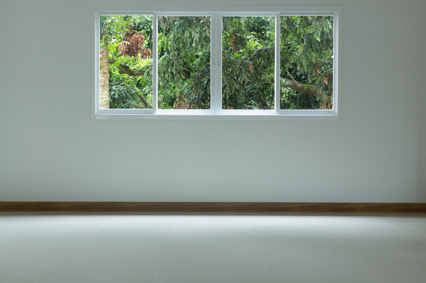 Пустой зал со стеклянными раздвижными окнами
 - Фото, изображение