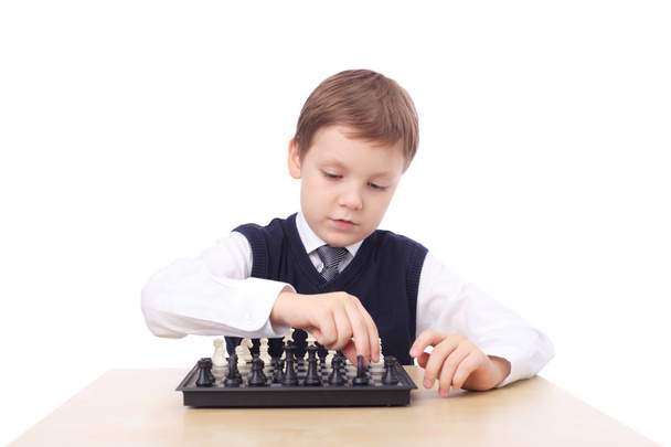 Boy playing chess - Foto, afbeelding