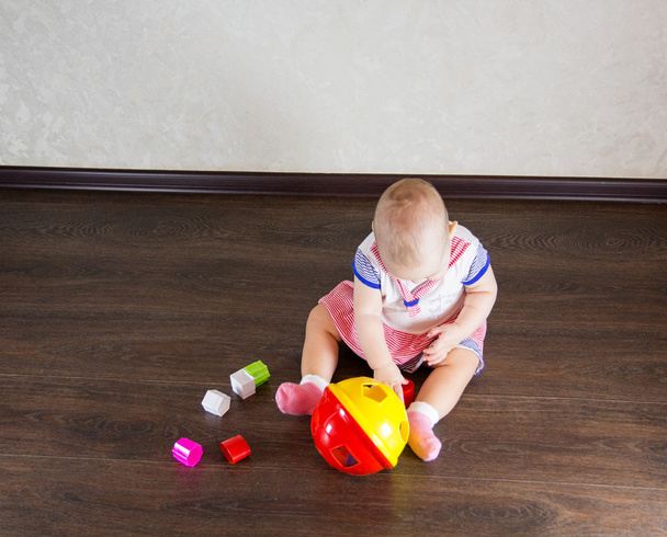 małe dziecko grając z zabawkami - Zdjęcie, obraz