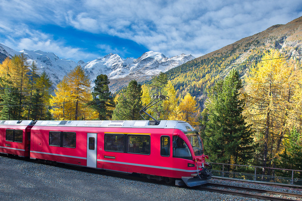 Sveitsin vuoristojuna Bernina Express ylitti Alpit syksyllä
 - Valokuva, kuva