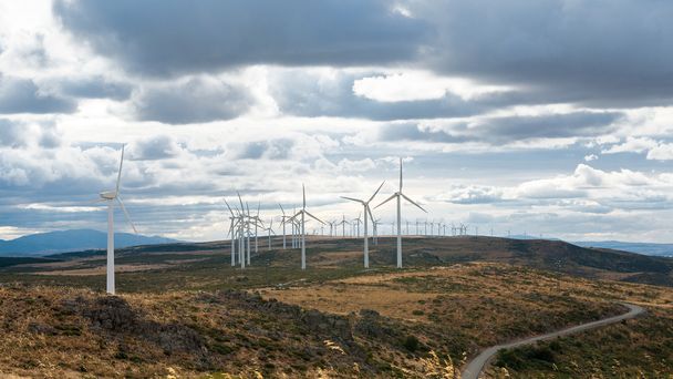 Электрические ветряные мельницы, двигаемые ветром на облачном фоне неба
 - Фото, изображение