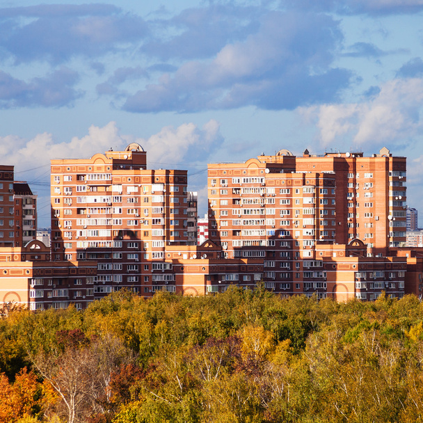 maisons d'appartements dans le quartier urbain vivant en automne
 - Photo, image
