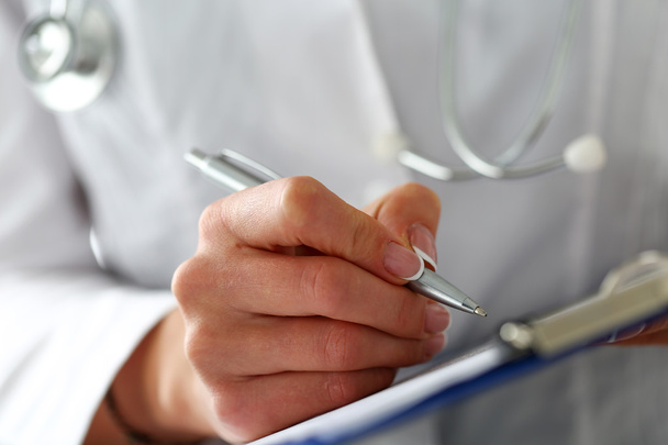 Жіноча медицина лікар рука тримає срібну ручку
 - Фото, зображення