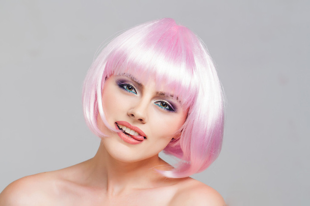 όμορφη κοπέλα στο ροζ περούκα - Φωτογραφία, εικόνα