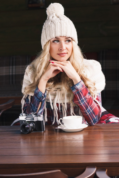 Giovane donna attraente nel caffè con macchina fotografica
 - Foto, immagini